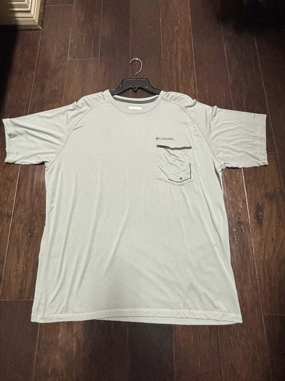 Columbia Men's Light Gray Short-Sleeve Pocket Tee